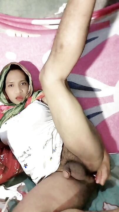 Hijab shemale fucks with eggplant and masturbation