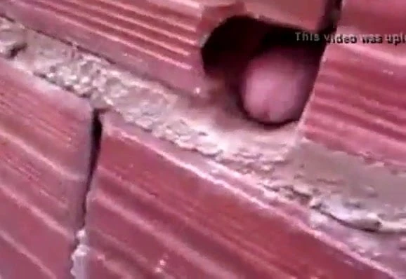 scopando il buco nel muro