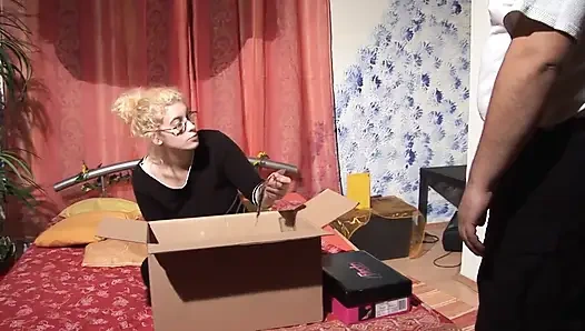 Kaltak dildoyla mastürbasyon yapıyor sonra sert sikiş için eğiliyor