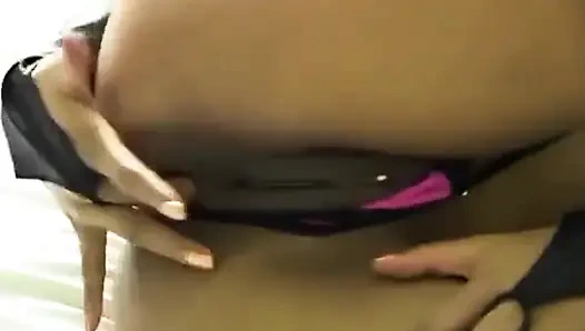 Geisha, si cewek cantik asia mestizo lagi asik bersantai di kamar hotel setelah dia merekam harinya