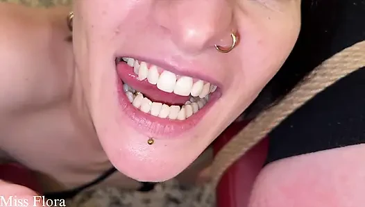 Erstes lesbisches oberschenkel-beißen mit charlee Chaste