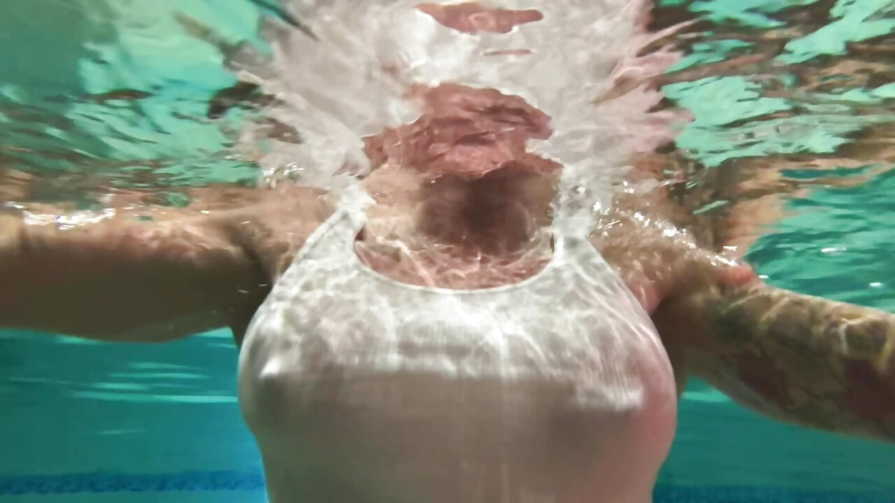 Amazon Kandy Flexes Her Massive Biceps in Her Hotel Pool