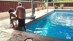 Сексуальная чернокожая милфа трахает пожилого белого смотрителя в бассейне