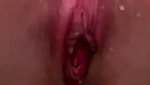 Athena mencukur kakinya memek dan kencing