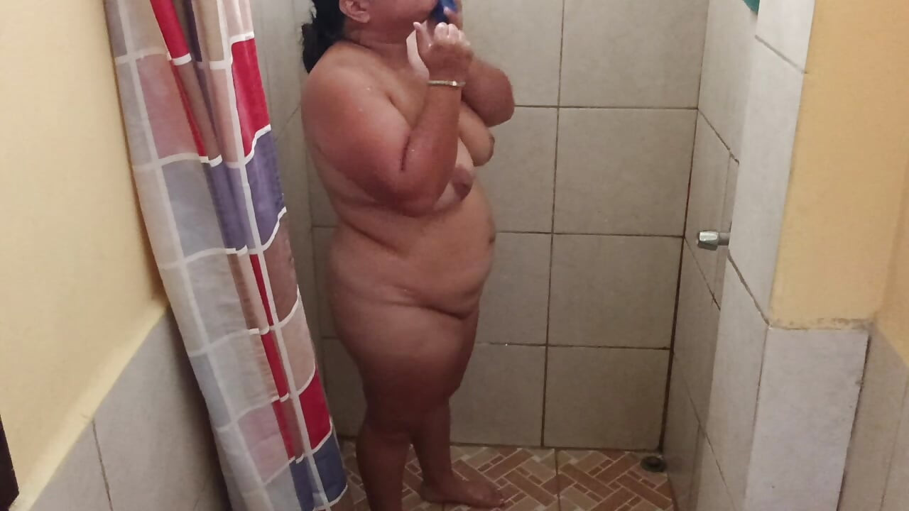 Duschen in einer öffentlichen Toilette.