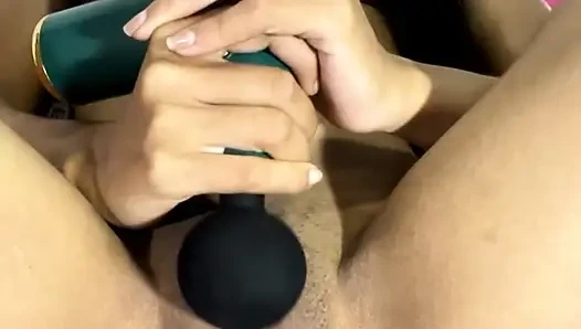 Istri kitty Indiaku yang masih muda pamer memeknya dipijat dan dientot habis-habisan sama lovense full horney