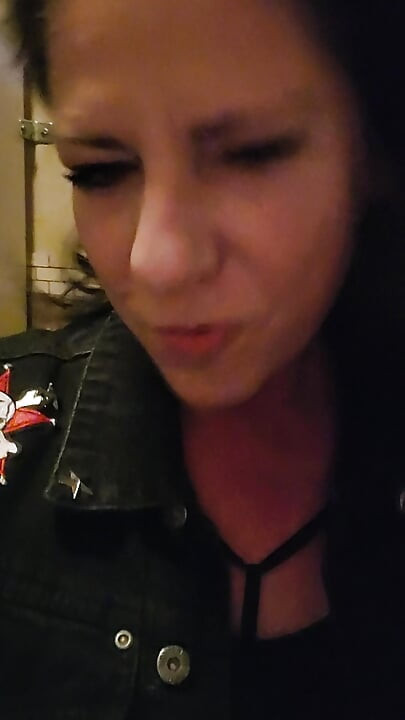 Naughty American Milf Public bar kencing