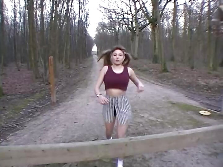 Seksowna nastolatka z kucykami pokazuje swoje ciało pod prysznicem i zostaje zerżnięta