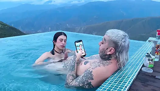 Свидание в Tinder заканчивается сексом на свежем воздухе с каньоном Чикамоча на заднем плане