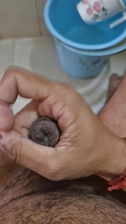 Çıplak vücut esnek banyoda banyoda mastürbasyon yapıyor ve hızlı çok hızlı mastürbasyon yapıyor ve duşa girmeden önce banyoda boşalıyor