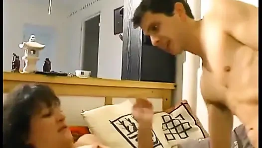 Первый анальный кастинг на диване шаловливой пары с пухлой домохозяйкой