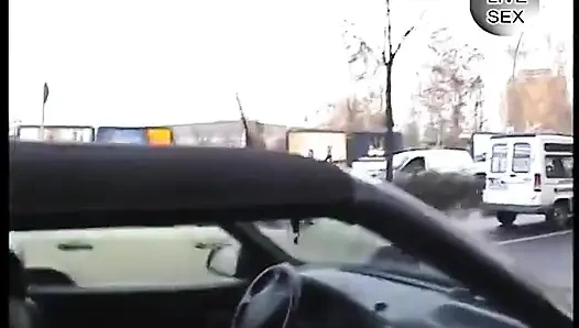 Büyük memeli esmer boşalana kadar yarakla mastürbasyon yapmadan önce amını oynuyor