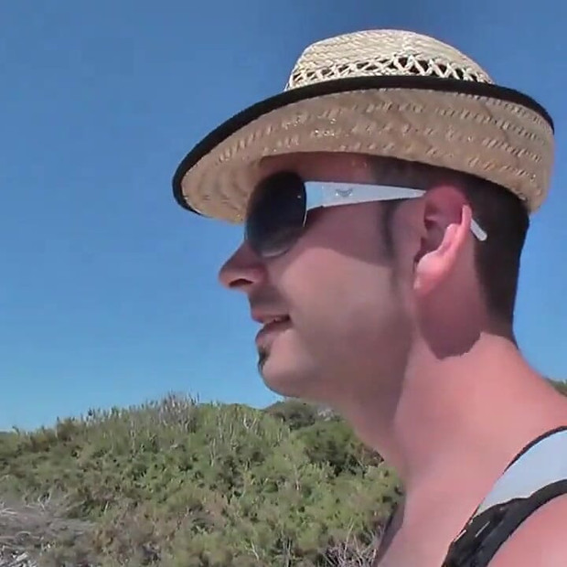 Pasangan muda pameran terhangat di pantai