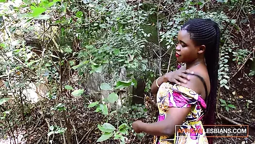 Lesbian kulit hitam amatir menjelajahi luar ruangan & bermesraan sampai orgasme eksplosif