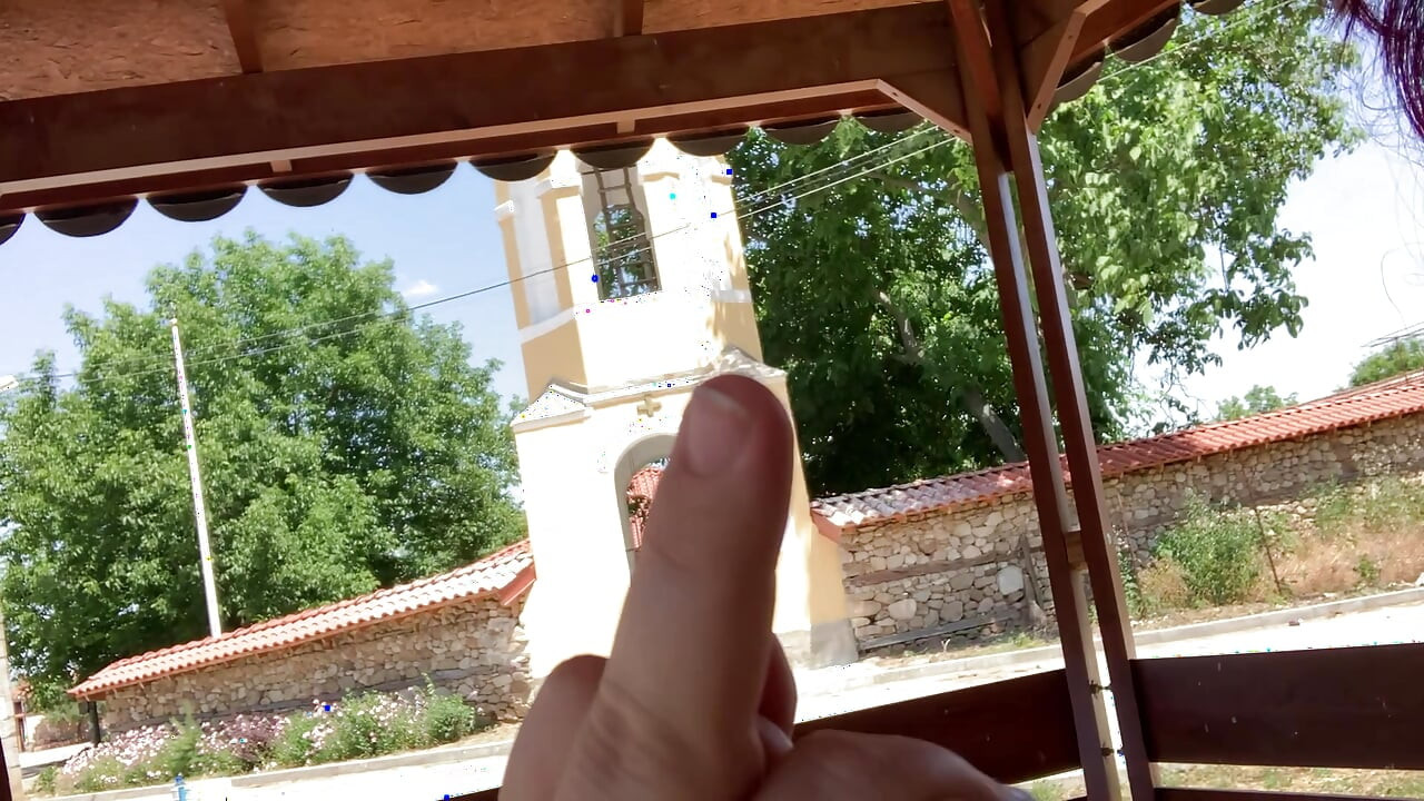 Gola u prirodi u vrelom selu