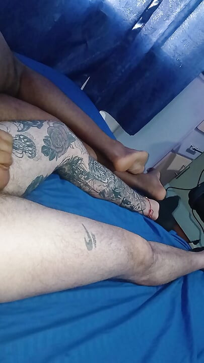 Chạm Vào Màu Mun Đen Femboy Yêu Cầu Vòi Nước
