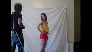 Real modelo amadora posando de top transparente e sem sutiã