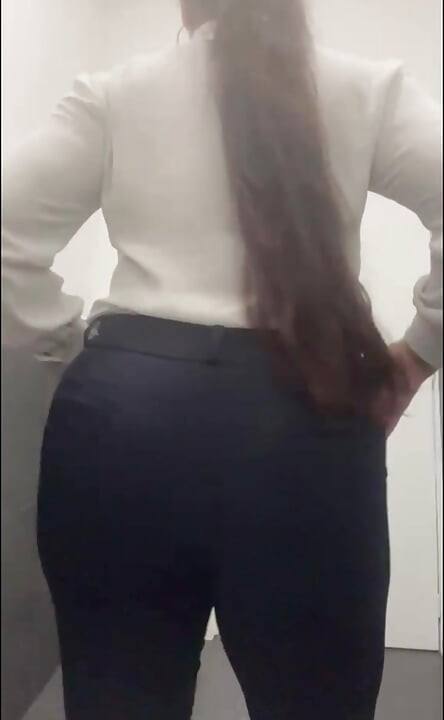 秘書はオフィスでとても興奮し、服を全部脱いで膣と太ったお尻を見せる