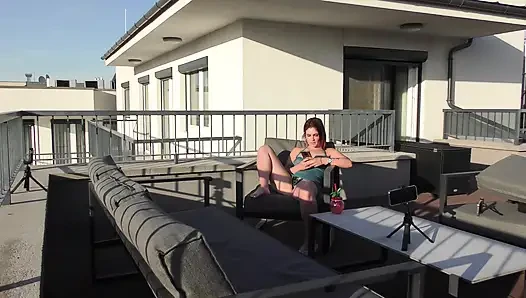 Süper seksi ve ateşli gerçek kızıl saçlı açık terasta güneşin altında mastürbasyon yapıyor bacaklarını açıyor ve yağlı bir elle muamele çekiyor