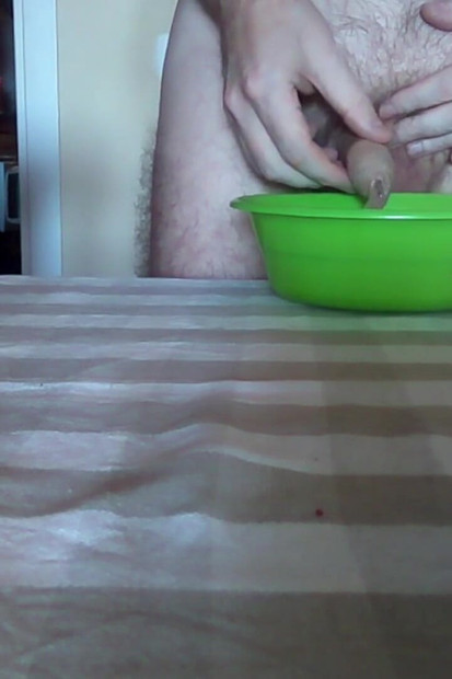 ジョンはテーブルの上の緑色のボウルにおしっこをしています