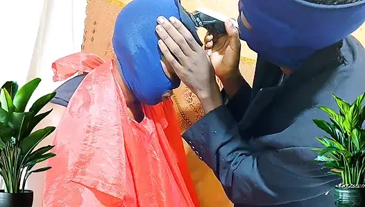 Горячую юную крошку соблазнил и прожевал хардкор барбера в салоне. Понравилось и трахнули так жестко до получения спермы, сладкая киска