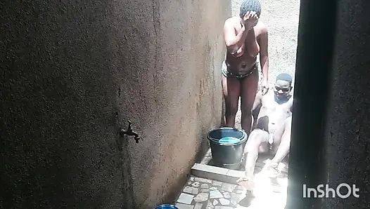 En iyi arkadaşımın karısı özel kısımlarını yıkarken beni duşta aradı. Cezbediciliğime karşı koyamadım.