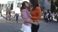 Sărut lesbian în public cu fete japoneze