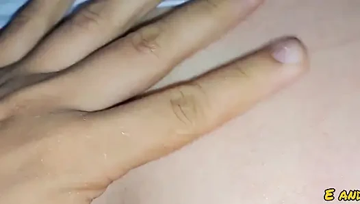 Küçük komşum televizyon izlerken yarağıma biniyor