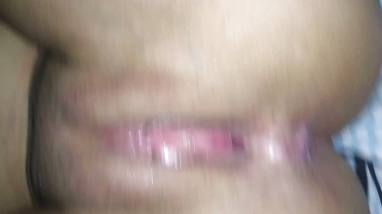 骚货绿帽妻挑逗我，我没戴套从后面狠狠干了她