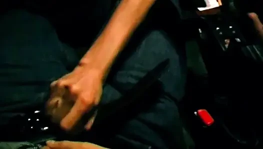 Cewek hot rambut cokelat lagi asik fingering memeknya sendirian di dalam mobil gelap