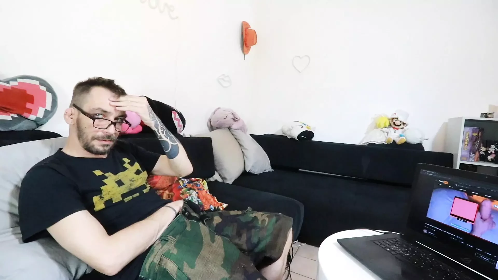 我的朋友发现我的极客室友在自慰，我和我的朋友给了他第一次口交。