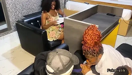 Büyük memeli doktor ofiste müşterilerini büyük zenci yarağıyla sikiyor