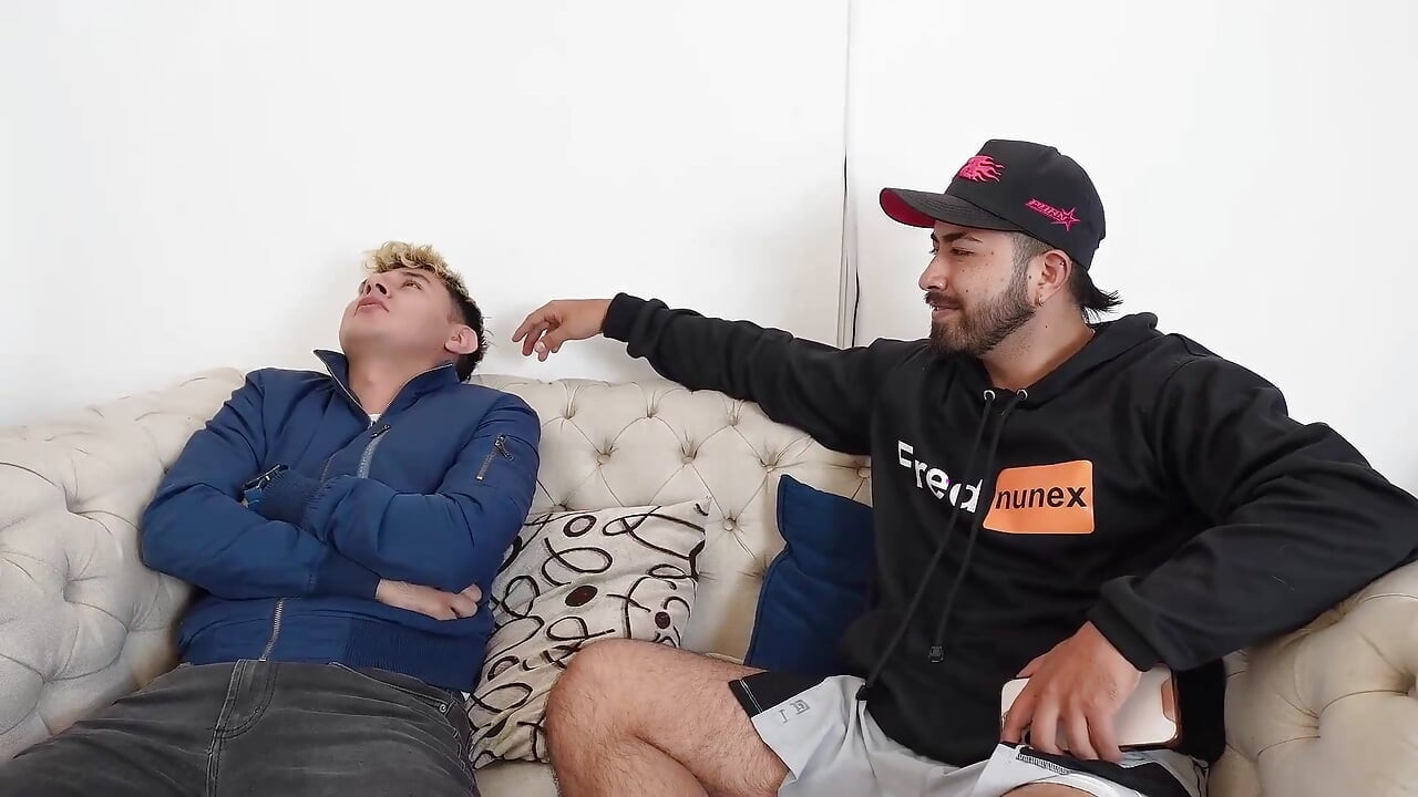 Eu transo por prazer com uma garota de peitos enormes - gozo na boca e nos peitos dela