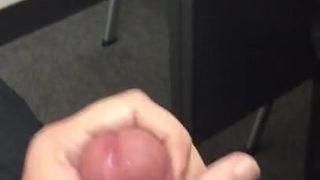 Szarpanie mojego grubego penisa w pracy