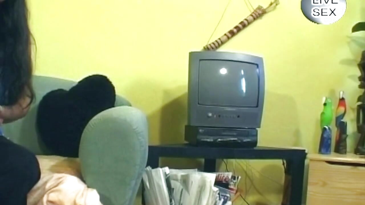 Волохата зріла брюнетка з ділдо розтягнула пизду до стискаючих оргазмів