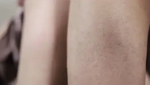 Индонезийская девушка в атласной юбке, но не носит нижнее белье, трахалась, пока она не вошла внутрь