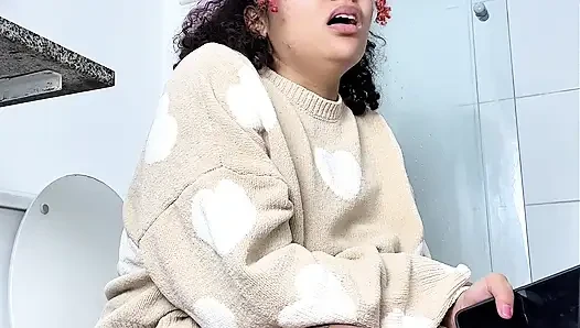 Sinemada büyük milkshake'in ardından şişmiş tuvalet osuruyor