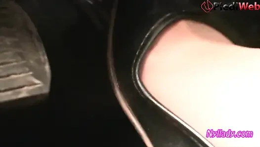 Nyllady lagi asik nyllady pakai flat balet hitam dan stoking tembus pandang