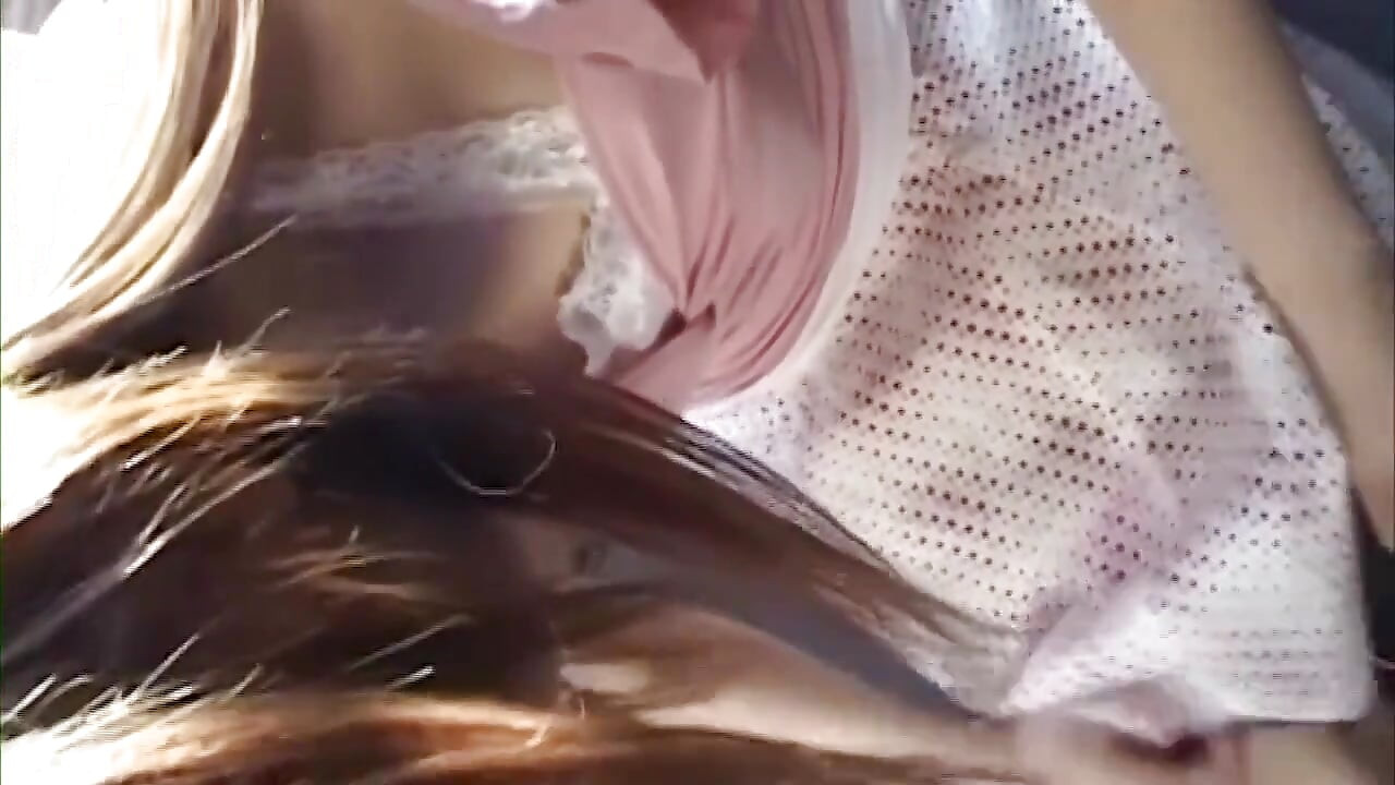 Une jeune femme mariée asiatique brune taquine avec un gode rose