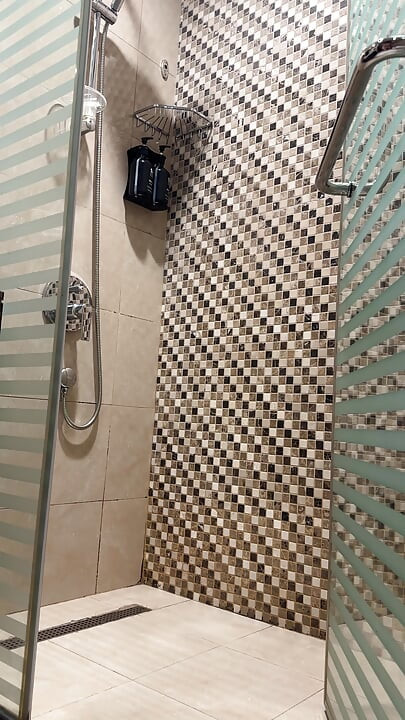 Zabava pod hotelskim tušem