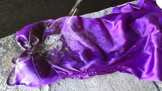 Писаю на грязное выпускное платье Сэма в канале от наводнения