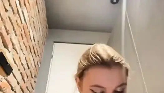 Анальный трах в туалете. Трахаю пальцами киску. Прохожий увидел, как я!