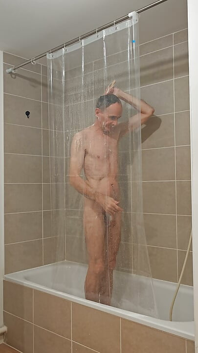 אתה בחדר האמבטיה. תסתכל על מה שאתה רואה.
