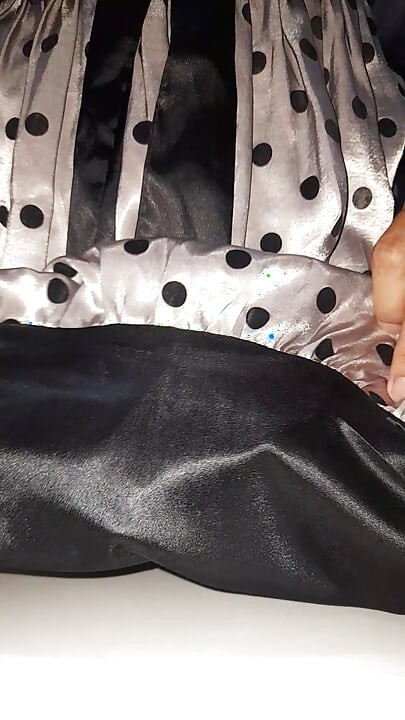 Crossdresser Spermă purtând mătase satin Polkadot Rochie cu căptușeala mătăsoasă