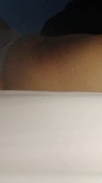 Detik kuat dari "Lelaki yang memakai seluar dalam thong putih kecil seksi dijilat putingnya oleh wanita pada seluar dalam lelaki"