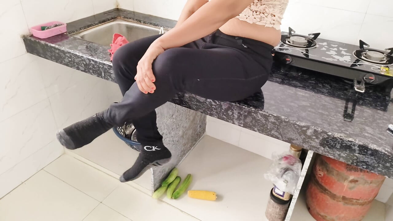 Une femme indienne réserve une salope pour son mari baiseur, une vidéo hardcore complète devient virale, MMS en audio hindi