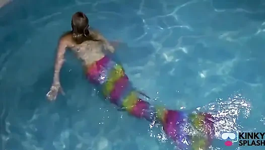 Putri duyung tertangkap menggodamu di kolam renang