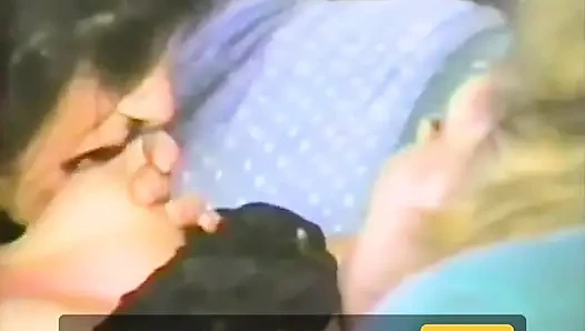 İki klasik lezbiyen dildo ve dildolarla sikişiyor