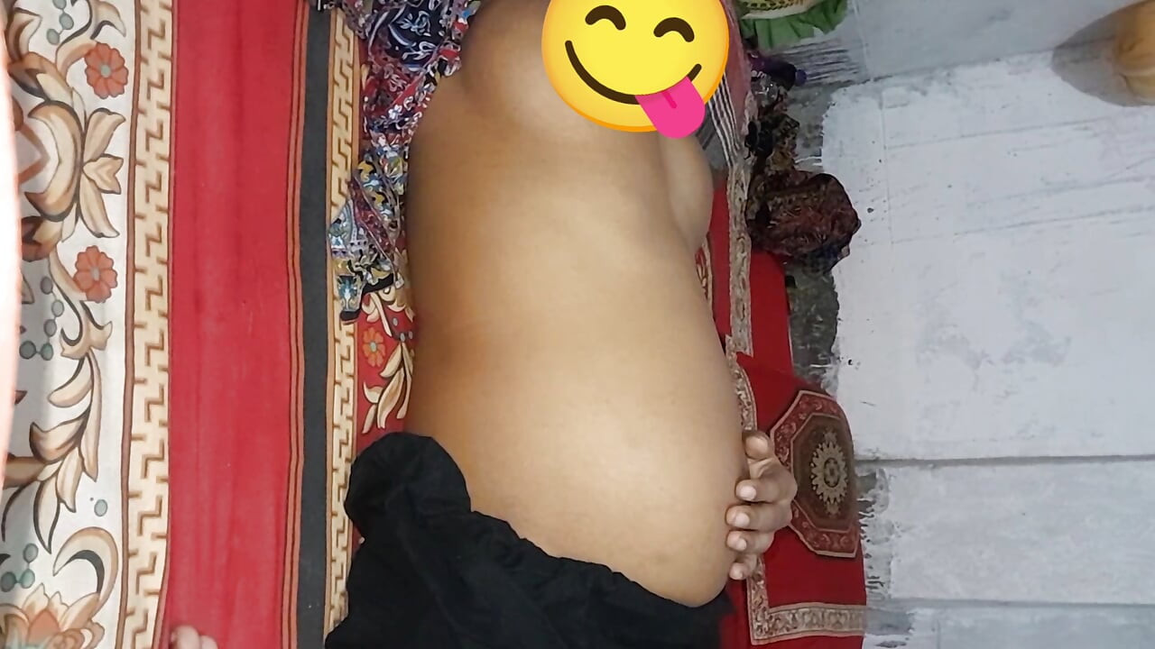 Desi village girl fuck horny pussy by fingering and showing boobs and play with fingering video