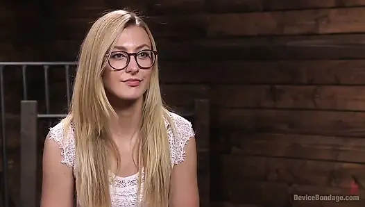 Обнаженная и боится